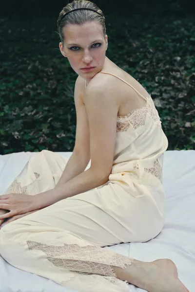Топ-камзол с отделкой из атласного кружева SATIN LACE-TRIMMED CAMISOLE TOP, Ecru — фото 2