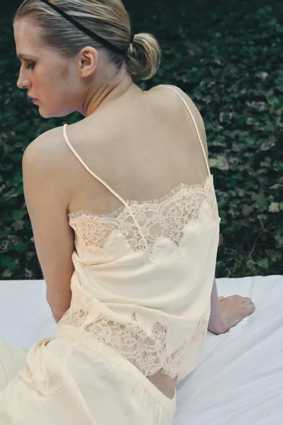 Топ-камзол с отделкой из атласного кружева SATIN LACE-TRIMMED CAMISOLE TOP, Ecru — фото 3