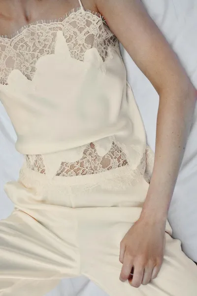 Топ-камзол с отделкой из атласного кружева SATIN LACE-TRIMMED CAMISOLE TOP, Ecru — фото 4
