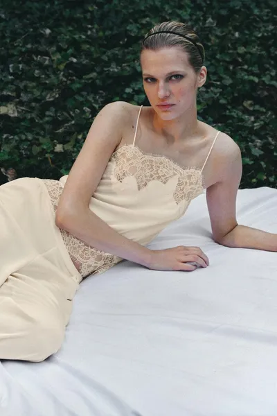 Топ-камзол с отделкой из атласного кружева SATIN LACE-TRIMMED CAMISOLE TOP, Ecru — фото 5