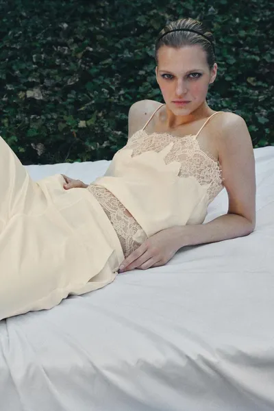 Топ-камзол с отделкой из атласного кружева SATIN LACE-TRIMMED CAMISOLE TOP, Ecru — фото 6