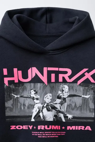 Худи NETFLIX © PRINTED, Худи с длинными рукавами и ребристыми манжетами. Логотипы NETFLIX на передней и задней части. Нашивка с ярлыком на рукаве. Мягкая и тёплая внутренняя сторона. Состав: 63 % хлопка., 63% хлопок — фото 4
