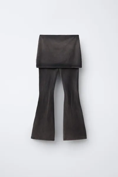 Брюки-юбка FLARE TROUSERS с логотипом NETFLIX, Брюки с флисовой подкладкой и накладкой в виде юбки. Есть эластичный пояс. На передней части — логотип NETFLIX, на подоле — нашивка с ярлыком., флис — фото 2