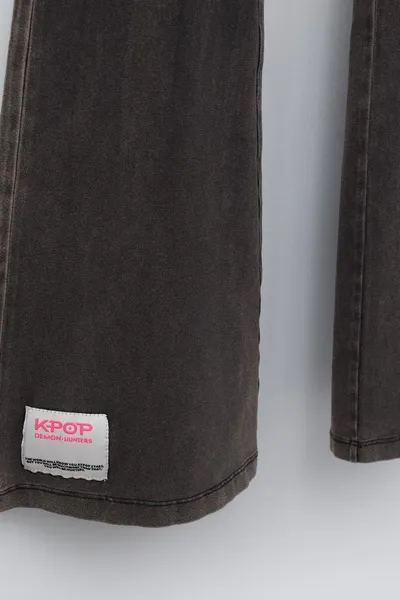 Брюки-юбка FLARE TROUSERS с логотипом NETFLIX, Брюки с флисовой подкладкой и накладкой в виде юбки. Есть эластичный пояс. На передней части — логотип NETFLIX, на подоле — нашивка с ярлыком., флис — фото 4