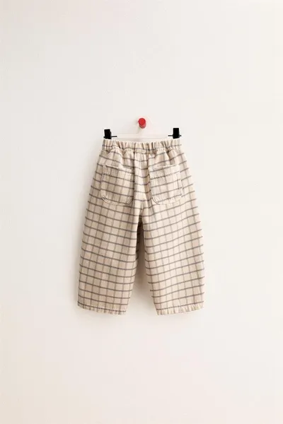 TIMELESS — брюки TWILL BAGGY CHECK, Брюки в клетку, изготовленные из смесовой ткани (хлопок и лён). Имеют эластичный пояс для дополнительного комфорта. Доступны в двух цветах, хорошо сочетаются с футболками и свитшотами из той же коллекции. Если вы не уверены в выборе размера, рекомендуем ознакомиться с нашей таблицей размеров или связаться с нами — мы с радостью предоставим необходимые измерения., хлопок и лен — фото 2