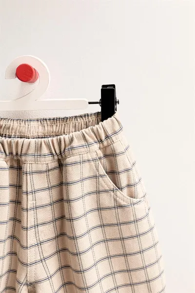 TIMELESS — брюки TWILL BAGGY CHECK, Брюки в клетку, изготовленные из смесовой ткани (хлопок и лён). Имеют эластичный пояс для дополнительного комфорта. Доступны в двух цветах, хорошо сочетаются с футболками и свитшотами из той же коллекции. Если вы не уверены в выборе размера, рекомендуем ознакомиться с нашей таблицей размеров или связаться с нами — мы с радостью предоставим необходимые измерения., хлопок и лен — фото 3