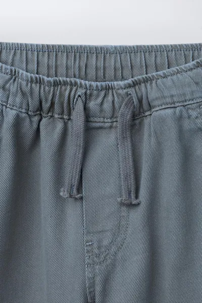 Брюки TWILL FLOWING STRAIGHT, Прямые брюки с эластичным поясом и регулируемым шнурком спереди. Есть передние карманы и накладные карманы с аппликацией в виде этикетки на спине., твил — фото 4
