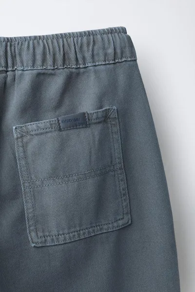 Брюки TWILL FLOWING STRAIGHT, Прямые брюки с эластичным поясом и регулируемым шнурком спереди. Есть передние карманы и накладные карманы с аппликацией в виде этикетки на спине., твил — фото 5