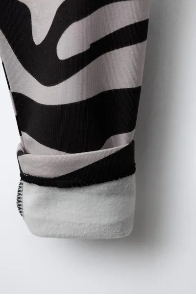 Леггинсы BREATHABLE ZEBRA, Легинсы со специальной дышащей тканью для эластичности и комфорта. С эластичным поясом. Внутренняя сторона с начёсом для тепла и мягкости. Zebra., дышащая ткань — фото 4