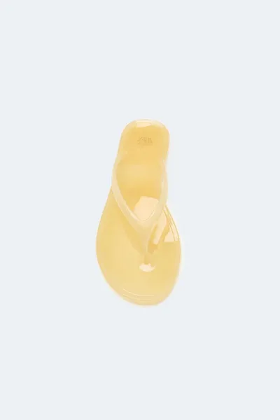 Сандалии LIMITED EDITION JELLY FLAT, Сандалии Jelly на плоской подошве с ремешком на большом пальце и закруглённым носком. Высота подошвы: 1 см / 0,3 дюйма. — фото 4